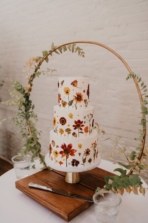 Greenery Cake, Floral Cake Design, Metallic Wedding Cakes, Edible Flowers Cake, Wildflower Wedding Theme, Cake With Flowers, Wedding Cake Tops, Hand Painted Cakes, Wedding Cake Ideas