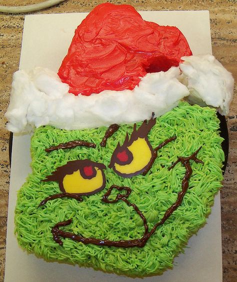 Grinch cake by Erika's Edible Art, via Flickr Christmas Cupcake Cake, Grinch Birthday, Pull Apart Cakes, Grinch Cake, Pull Apart Cupcake, Pull Apart Cupcake Cake, Grinch Christmas Party, Pull Apart Cupcakes, Grinch Party