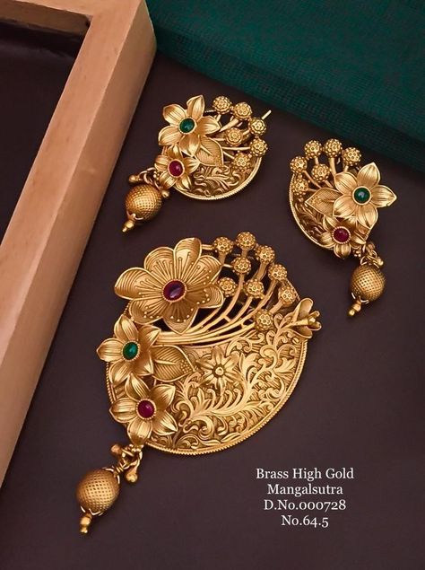 Gold Locket Designs For Women, Pandent Design, Gold Jewels Design, Gold Bangles For Women, Antique Necklaces Design, New Gold Jewellery Designs, Antique Gold Jewelry Indian, Fancy Jewelry Necklace, Modern Gold Jewelry