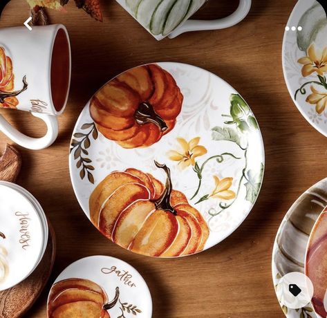 Ceramic Pumpkins Painted, Pottery Painting Pumpkin, Pumpkin Pottery Ideas, Ceramic Plate Painting Ideas, Fall Series, Pumpkin Kitchen, Ceramic Bakeware Set, Thanksgiving Plates, Ceramic Cafe