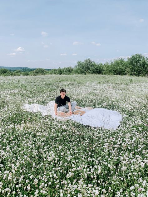 picnic date in a field Flower Picking Date, Couple In Flower Field Aesthetic, Spring Dates, Outdoor Dates, Dream Life Goals, Couple Boyfriend, Spring Date, Cute Date Ideas, Picking Flowers