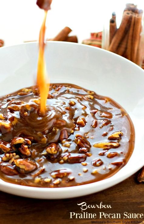 Pecan Sauce Recipe, Praline Sauce Recipe, Pecan Praline Sauce, Dessert Fondue, Praline Sauce, Pecan Sauce, Ice Cream Sauce, Praline Cake, Bourbon Recipes