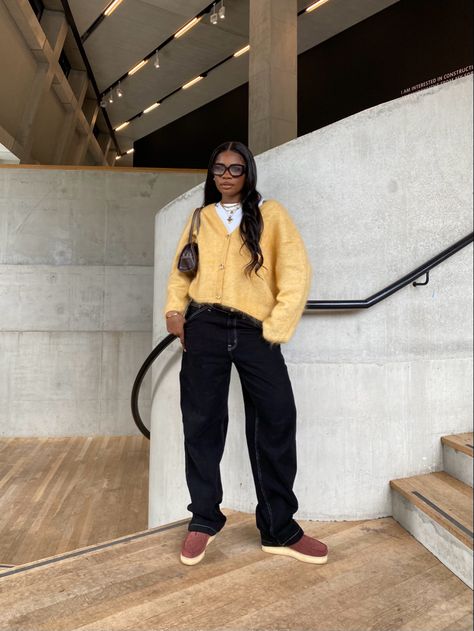 Cardigan Black Women, Streetwear Cardigan Outfit, Cardigan Streetwear Outfit, Cardigan Outfit Streetwear, Cardigan Streetwear, Oversized Cardigan Outfit Black Women, Outfit With Clarks, Clarks Outfit Women's, Yellow Cardigan Outfit