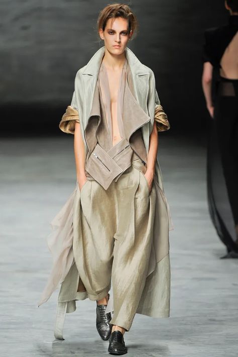 Mode Tips, Haider Ackermann, Futuristic Fashion, Leather Coat, Runway Fashion, Paris Fashion Week, High Fashion, Fashion Show, A Woman