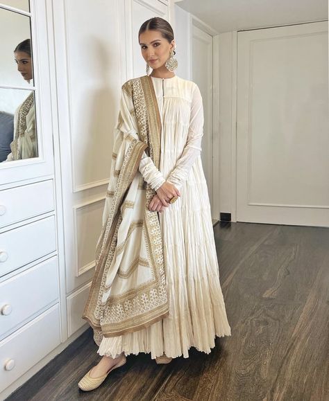 Tara Sutaria, Eid Outfits, Rohit Bal, Gaun Fashion, Casual Indian Fashion, Pakistani Fancy Dresses, Salwar Kamiz, Indian Dresses Traditional, Traditional Indian Outfits