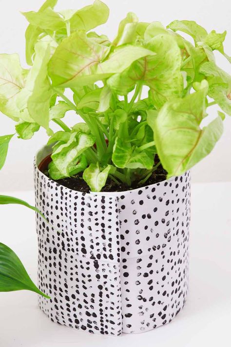 DIY no sew plant wrap. Make this easy fabric planter in just 3 easy steps. 5 minute craft. Fabric Pot Plant Covers, Plant Pot Covers Diy, Diy Plant Pot Cover, Fabric Plant Pot Covers, Fabric Planters, Leftover Candle, Doily Crafts, Fabric Pots, Planter Decor