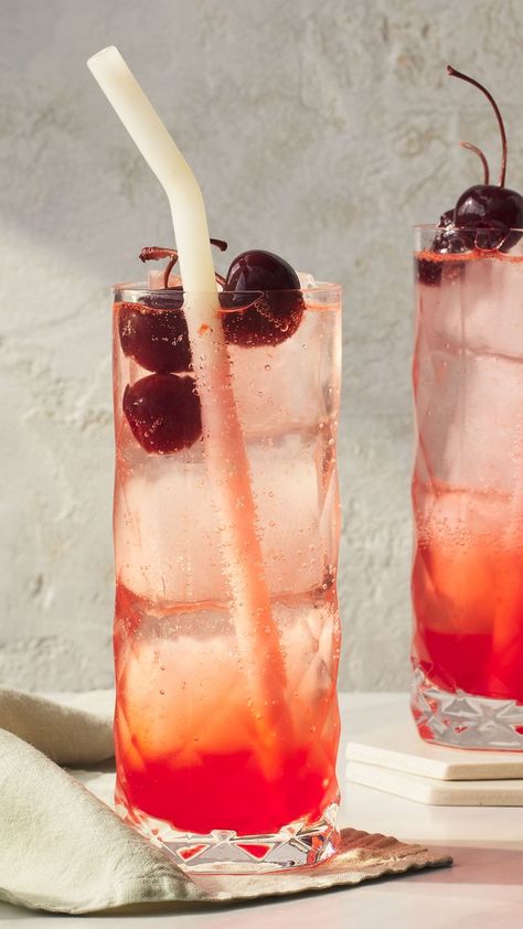 Shirley Temple Drink Shirley Temple Mocktail Recipe, Sherlie Temple Drink, Sherly Temple Drink, Alcoholic Shirley Temple Drink, Shirley Temple Mocktail, Shirley Temple Recipe, Shirley Temple Drink, Non Alcoholic Punch, Easy Mocktail Recipes