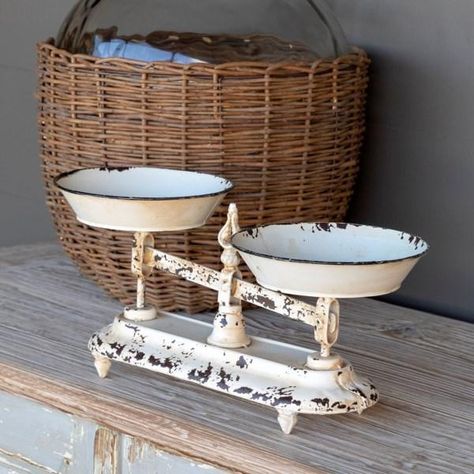 Chippy White Counter Scale #Accents Davao, Vintage Scale, Vintage Farmhouse Decor, Classic Kitchen, Farmhouse Style Kitchen, Modern Farmhouse Kitchens, Country Farmhouse Decor, French Country Style, Wicker Basket