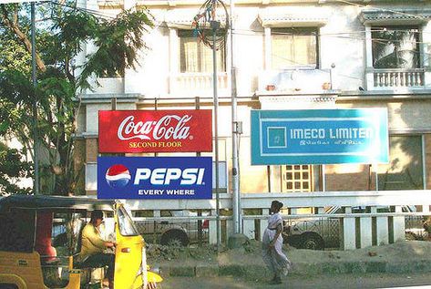 Battle of the brands: Pepsi vs Coke Advertisements - Hongkiat Ambush Marketing, Cola Wars, Pepsi Ad, Coca Cola Brands, Coca Cola Ad, Vanilla Coke, Funny Ads, Street Marketing, Guerilla Marketing