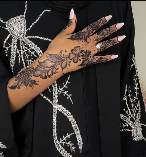 @hamanasdesign_ on IG Floral Henna Designs Front Hand, Mehendi Tattoo, Henna Sleeve, Henna Flower Designs, Cute Henna Designs, Cute Henna Tattoos, Henna Style Tattoos, Jagua Henna, Henna Inspired Tattoos