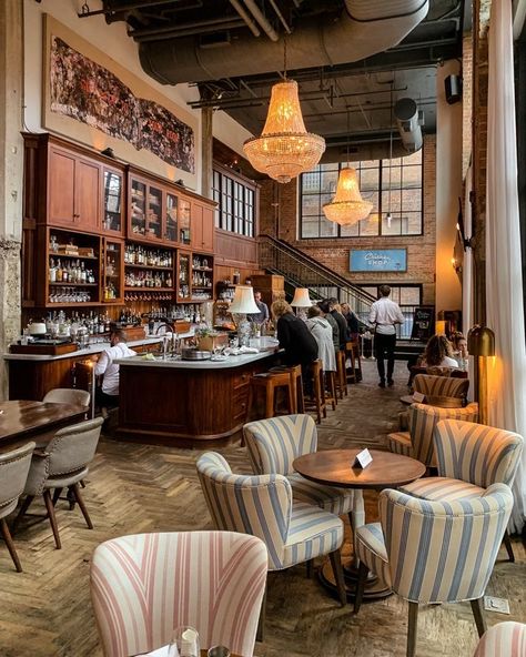 Cute Breakfast Restaurant, Restaurant Brunch Decor, Breakfast Cafe Aesthetic Interior, Breakfast Restaurant Ideas, Rustic Cafe Ideas, Vintage Restaurant Interior, Breakfast Cafe Aesthetic, Rustic Cafe Interior, French Cafe Aesthetic