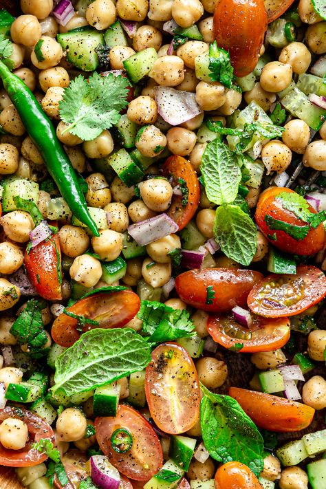 Chickpea Rice Salad, Indian Style Salad, Chickpea Salad Indian Style, Indian Salad Ideas, Indian Inspired Salad, Indian Chickpea Salad, Chickpea Indian Recipe, Indian Chickpea Recipes, Chic Pea Salad