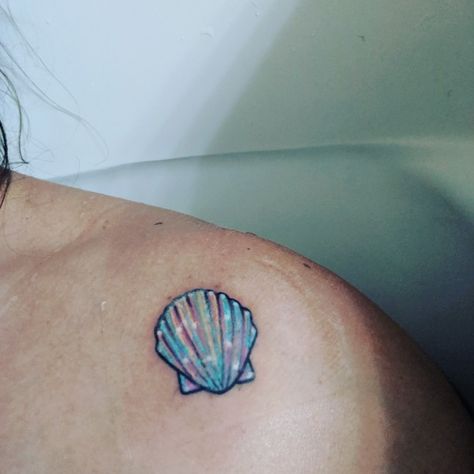 Delicate little blue shell tattoo done at tats and tings in the turks and caicos Colorful Shell Tattoo, Turks And Caicos Tattoo, Scallop Seashell Tattoo, Seashell Tattoo, Florida Tattoo, Bubble Tattoo, Sea Elements, Beach Tattoos, Shell Tattoo