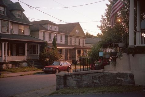 Nostalgiacore Aesthetic, Harry And The Hendersons, Portra 160, Midwest Emo, Oc Stuff, Small Town Life, Cinematic Photography, Life Is Strange