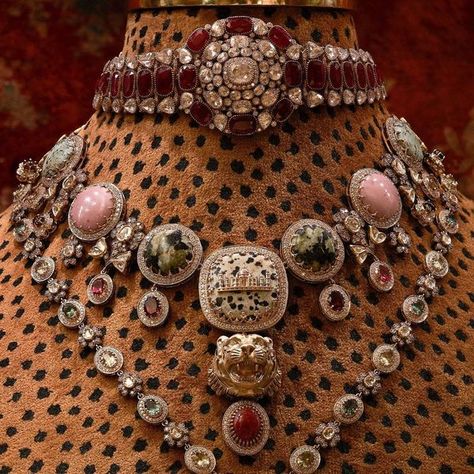 20+ Sabyasachi Jewellery Pieces That Blew Our Minds! Fashion Jewelry Necklaces Gold, Sabyasachi Mukherjee, Neck Pieces Jewelry, Sabyasachi Lehenga, Sabyasachi Jewellery, Wedding Brides, Heritage Jewellery, Bridal Jewelry Collection, Pearl Jewelry Wedding