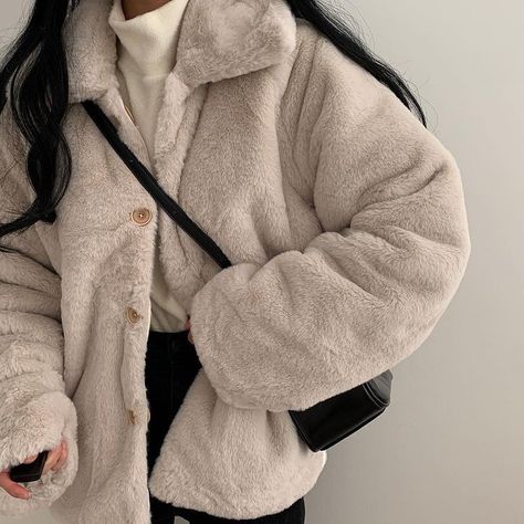 Korean Winter Outfits Women, Aesthetic Winter Coat, Winter Clothes Korean Style, Plush Outfit, Plush Clothes, Korean Coat, Korean Jacket, Korean Style Winter, Korean Winter Outfits