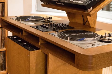 Turntable Shelf, Turntable Furniture, Record Ideas, Dj Stand, Dj Table, Dj Room, Home Music Rooms, Record Room, Record Shelf