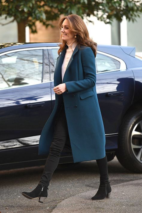 Kate Middleton attends the London Early Years Foundation nursery in South London wearing Russell & Bromley boots and a teal blue coat. #katemiddleton #london #celebritystyle #duchesskate #skinnyjeans Duchess Kate Pregnant, London Nursery, Moda Kate Middleton, Aquatalia Boots, Style Kate Middleton, Duchesse Kate, Looks Kate Middleton, Kate Middleton Outfits, Kate Dress