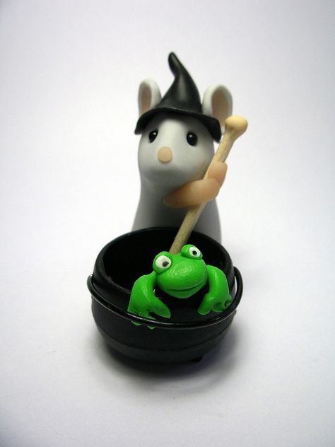 Sculpey Halloween, Clay Cauldron, Clay Mice, Fantasy Clay, Tiny Crafts, Crea Fimo, Clay Halloween, Polymer Clay Halloween, Halloween Clay