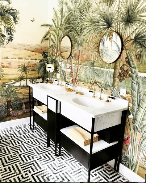 Statement Bathroom, Jungle Bathroom, Spa Inspired Bathrooms, Statement Wallpaper, Bohemian Bathroom, Tropical Bathroom, Deco Jungle, Spa Inspiration, Boho Bathroom