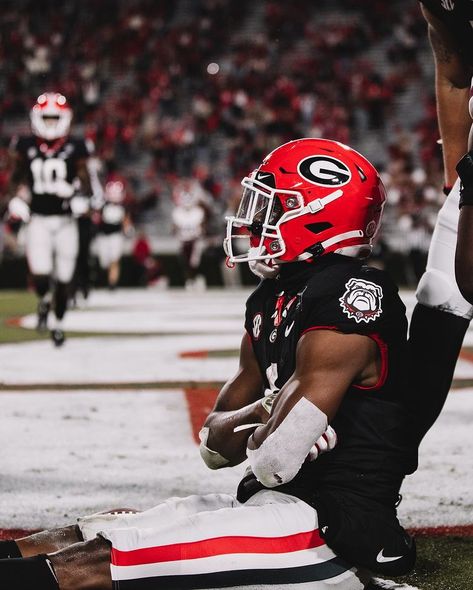 Georgia Football on Instagram: “George Pickens smooth with it. #ATD #GoDawgs” George Pickens Wallpaper, Georgia Football Wallpaper, Football Wallpaper Nfl, Georgia University, Dawgs Football, Athlete Aesthetic, Football Dream, George Pickens, Cool Football Pictures