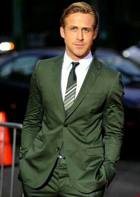 Gosling Green Ryan Gosling Style, A Man In A Suit, Man In A Suit, Райан Гослинг, Green Suit, Power Suit, Ryan Gosling, Hey Girl, Fifty Shades