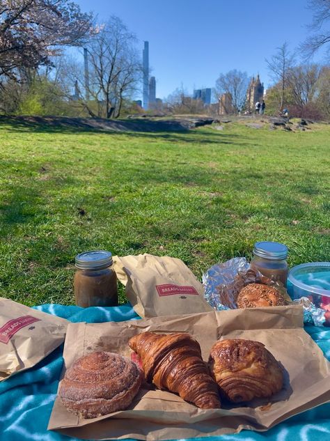 City Park Picnic Aesthetic, Nyc Picnic Aesthetic, Spring In Central Park, Spring Central Park, Central Park Picnic Aesthetic, Spring City Aesthetic, Spring Aesthetic City, Nyc Spring Aesthetic, Nyc Picnic