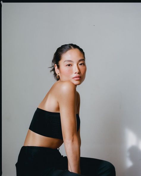 Janet Yuan @janjanyuan @lamodels @qmodels #madewithlove #madewithkodak #portra400 #portrait #120film #120 #120mm | Instagram Portra 400 35mm Portraits, Portrait Shots Ideas, Portrait Headshot Photography, Vintage Film Photography Portraits, Portrait At Home Photography, Portra 400 Portraits, Studio Film Photography, 35mm Portrait Photography, 35 Mm Film Photography Portrait