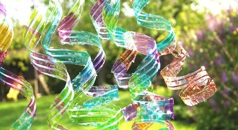 A great recycling craft: turn used water bottles into colourful wind spirals. Fun Garden Art, Water Bottle Crafts, Diy Recycled Projects, Summer Art Projects, Unique Garden Art, Diy Summer Crafts, Recycled Art Projects, Upcycle Garden, Activities For Girls