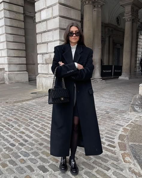 Black Coat Outfit Winter Classy, Black Coat Outfits For Women, Coats For Women Classy, Long Wool Coat Outfit, Black Wool Coat Outfit, Black Coat Outfit Winter, Long Black Coat Outfit, Coat Outfits For Women, Wool Coat Outfit