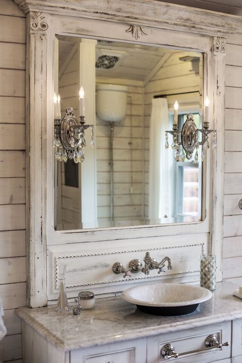 Shabby Chic Cabin, Shabby Chic Interior Design, French Country Bathroom, Bathroom Farmhouse Style, Old Mirror, Country Bathroom, Shabby Chic Interiors, Shabby Chic Bathroom, Shabby Chic Farmhouse