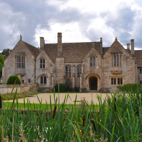 Katy Campbell House Hunter on Instagram: “Great Charfield Manor rising from the reeds. #idealhome #manor #countryhouse #fifteenthcentury #architecture #manorhouse #cotswolds…” Great Chalfield Manor, Chalfield Manor, Jacobean Architecture, Old English Manor, British Manor, English Manor Houses, Castles In England, English Manor, Manor Houses