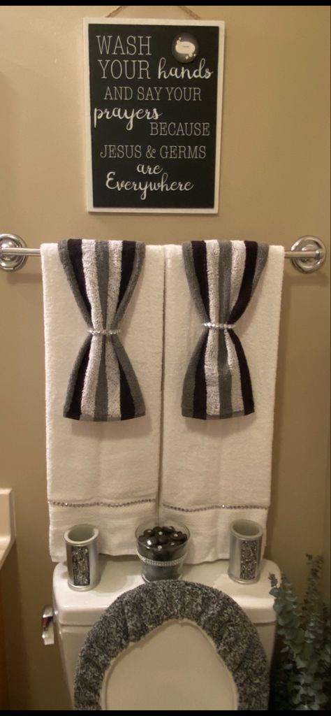 Decorating A Half Bathroom, Tan And Brown Bathroom Decor Ideas, Decorative Bathroom Towels Display Ideas, Bathroom Washcloth Display, Bathroom Towels Decor Ideas, Bathroom Ideas Decor Themes, Decorative Hand Towels Bathroom Display, Towel Placement In Bathroom, Ways To Hang Bathroom Towels