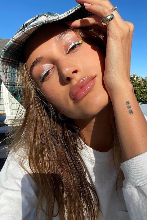 Hailey Bieber is embracing offbeat beauty looks like it’s summer 2019. The supermodel shared a sun-kissed selfie wearing her favourite plaid Stüssy bucket hat, captioned: “Had a little too much fun with my glam tonight.” Translation: she upped the ante on her eyeliner flick courtesy of holographic stickers by Simihaze Beauty, a new brand founded by twins Simi and Haze Khadra. Eyeliner Flick, Hayley Bieber, Virtual Makeup, Eyeliner Stickers, Hailey Rhode, Eye Makeup Images, Prom Makeup Looks, The Blonde Salad, Eye Makeup Pictures