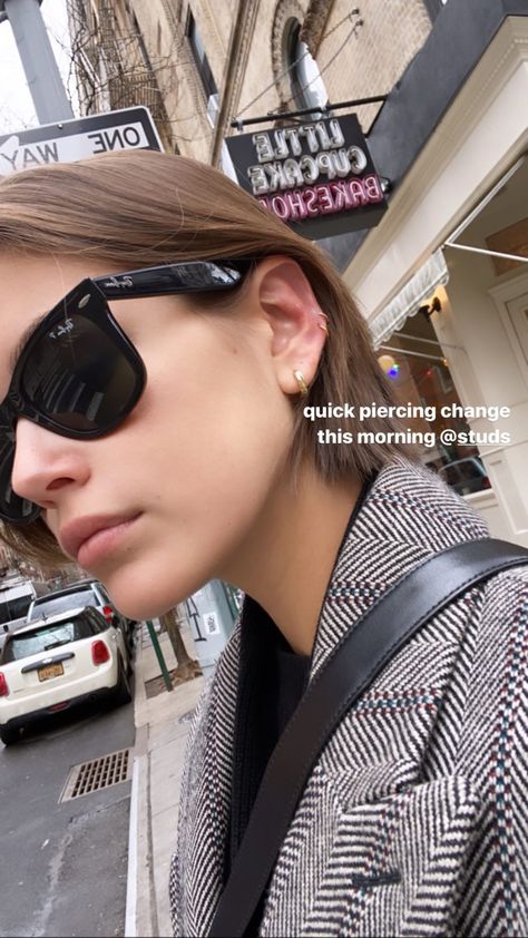 Kaia Gerber Earrings, Kaia Gerber Ear Piercings, Kaia Gerber Piercing Earring, Mid Helix Piercing, Celebrity Ear Piercings, Gigi Hadid Hair, Kaia Jordan Gerber, Kaia Gerber Style, Gigi Hadid Outfits