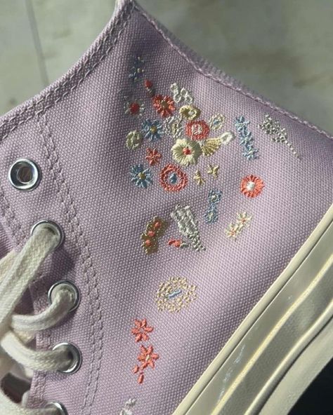 Light Purple Converse Embroidered, Pastel Converse Aesthetic, Purple Converse Embroidery, Purple Embroidered Converse, Lavender Converse Outfit, Purple Converse Aesthetic, Purple Shoes Aesthetic, Purple Converse Outfit, Light Purple Converse