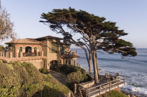 A European-Style Malibu Beach House - WSJ Malibu Homes Interiors, Beach House Mansion, Beach Front House, Malibu House, Malibu Homes, Beach House Aesthetic, Clad Home, Malibu Beach House, Custom Light Fixtures