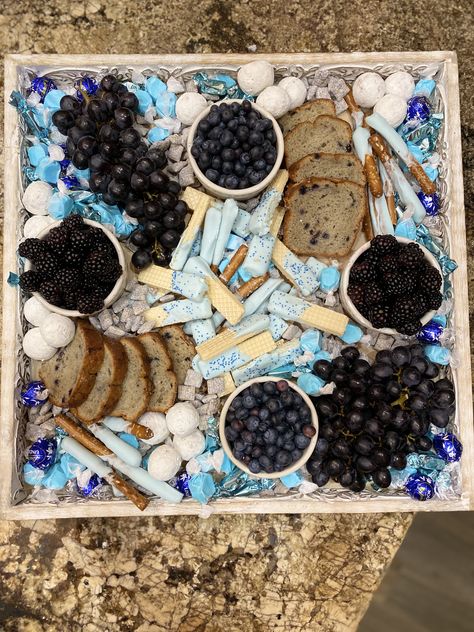 Charcuterie Board Baby Shower Ideas, Baby Shower Charcuterie Board Ideas, Shower Charcuterie Board, Baby Shower Charcuterie Board, Baby Shower Charcuterie, Blue Party Foods, Dessert Charcuterie Board, Baby Shower Desserts Boy, Boy Baby Shower Food