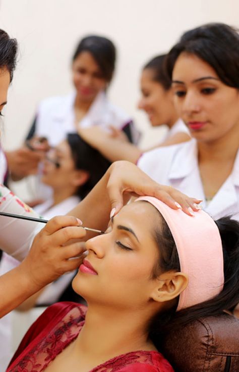 Beautician Course, Different Braid Styles, Eyelash Extension Course, Course Hair, Beauty Parlour, Best Bridal Makeup, Best Makeup Artist, Makeup Course, Makeup Academy