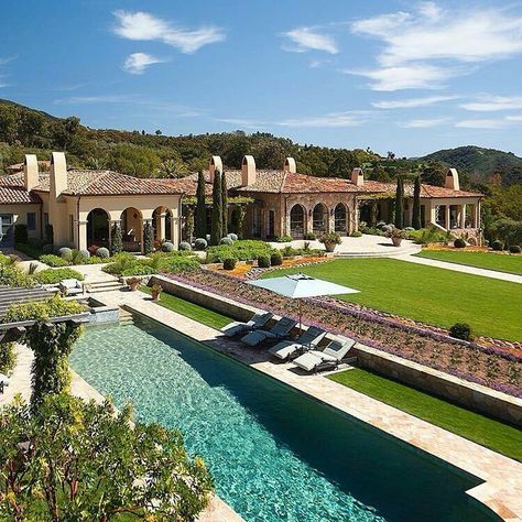 Ranch By The Ocean, Rancho House Ranch Homes, Estates Home Mansions, Hacienda Mansion, Luxury Ranch House, Mansion In Italy, Montecito Mansion, Farm Mansion, Hacienda House