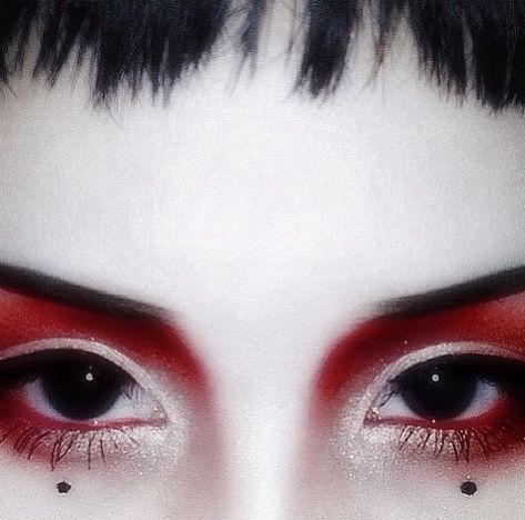 Red And White Photoshoot, Blurry Makeup, Vampire Inspiration, Editorial Make-up, Geisha Makeup, Fantasy Make-up, Alt Makeup, Red Eyeshadow, Alternative Makeup