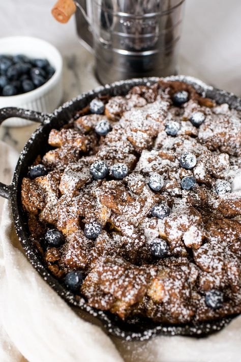 This simple but delicious baked french toast casserole recipe is perfect for when you need to feed a large crowd for brunch or breakfast. We... Breakfast Cast Iron Skillet, French Toast Skillet, Skillet French Toast, French Toast Casserole Recipe, Baked French Toast Casserole, Baked French Toast, Ham Casserole, French Toast Casserole Recipes, Overnight Breakfast