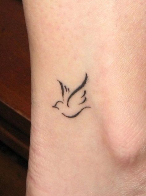 2019 Hottest Simple Small Tattoos You Must Try.I think these tattos which will make you special and different.These tattoos contains various simple small tattoos in arms，sleeve，forearm ，hand，wirst.There are some simple white and black tattoos and so on.These can meet your need. Let's this season be so different.Try it.#tattoos #smalltattoo Small Dove Tattoos, Simple Bird Tattoo, Small Bird Tattoos, Dove Tattoo Design, Dove Tattoos, Bird Tattoo Wrist, Tattoo Bird, Small Bird Tattoo, Petit Tattoo