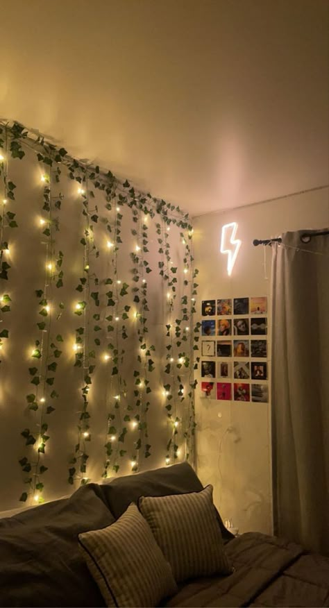 Aesthetic Room Corner Ideas, Vines With Led Lights, Living Room Fairy Lights, Aesthetic Room Decor Items, Decor Items For Bedroom, Wall Decor Balcony, Wall Vines, Dorm Room Decor Diy, Fairy Lights For Bedroom