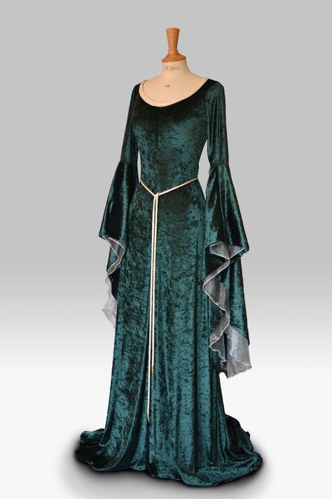 Camelot Dress Gowns, Simple Fantasy Dress, Green Gothic Dress, Elven Dress Gowns, Medieval Sketches, Medieval Gowns Royals, Elvish Clothes, Green Fantasy Dress, Green Medieval Dress