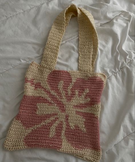 Crocheted Clothes Aesthetic, Crochet Beach Aesthetic, Crochet For Beach, Crochet Summer Aesthetic, Crochet Beach Clothes, Summer Crochet Bags, Summer Crochet Tote Bag, Summer Bag Aesthetic, Summer Crochet Accessories