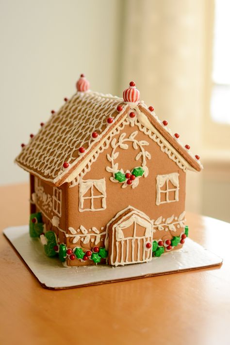 cute and fancy gingerbread house! White Gingerbread House, Easy Gingerbread House, Halloween Gingerbread House, Homemade Gingerbread House, Gingerbread House Ideas, Cool Gingerbread Houses, Gingerbread House Template, Ginger House, Gingerbread House Parties