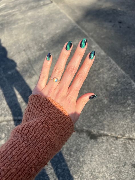 Short Cateye Nail, Black Green Cat Eye Nails, Cat Eye Nails Green And Gold, Cat Eye Nails Polish Green, Red And Green Cat Eye Nails, Forest Green Cat Eye Nails, Cat Eye Aurora Nails, Cat Eye Nails Inspiration, Cat Eye Nail Inspiration