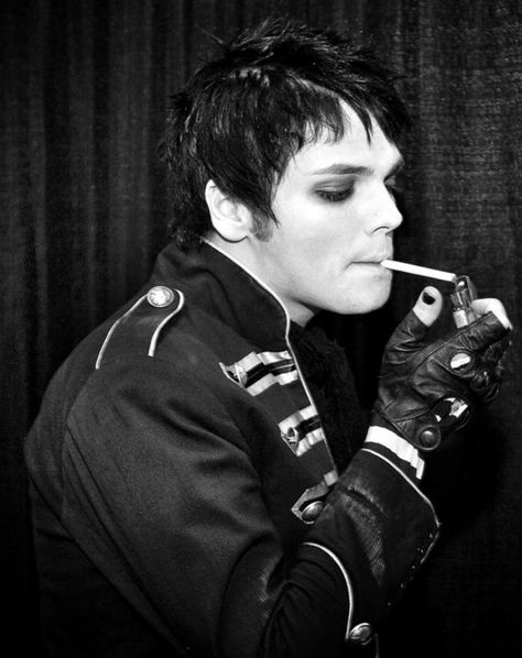 The Black Parade Gerard Way, Gerard Way Black Parade, Gerald Way, I Love Mcr, Pookie Wookie, Black Parade, Mikey Way, Frank Iero, Emo Bands