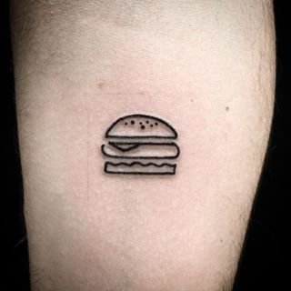 For the hamburger lovers. | 24 Super Cute Tattoos For People Who Are Slightly Obsessed With Food Tiny Food Tattoos, Food Related Tattoos, Hamburger Tattoo, Burger Tattoo, Cooking Tattoo, Tattoo Food, Pizza Tattoo, Chef Tattoo, Simple Tattoos For Women